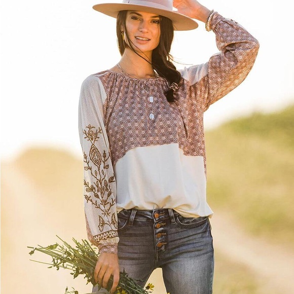 BKE Tops - Gimmicks BKE Raw Edge Pieced Top in Creme Multi BOHO Peasant Prairie Sz S